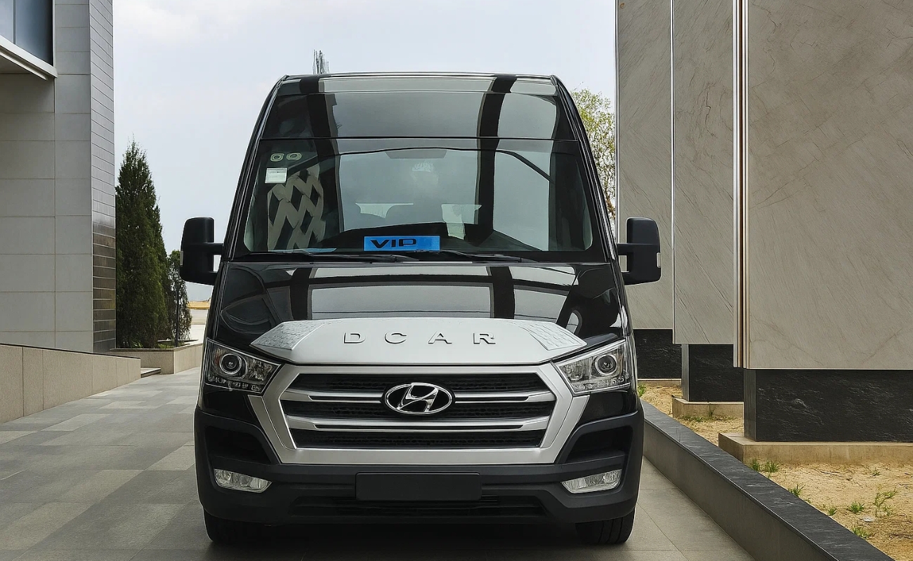 Dịch vụ thuê xe 12 chỗ Hải Phòng đẳng cấp với xe Hyundai Solati DCAR Limousine màu đen VIP tại Minh Khang.