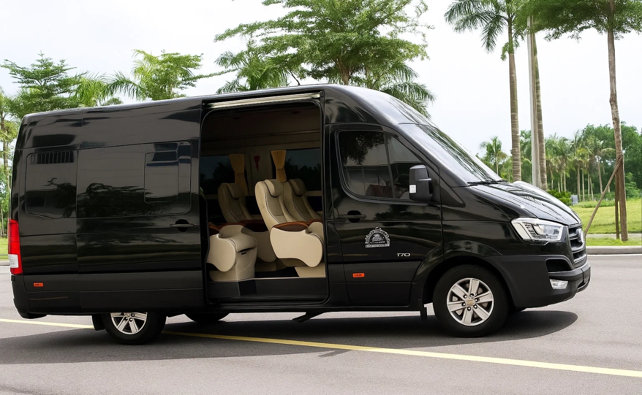 Dịch vụ thuê xe 12 chỗ Hải Phòng uy tín, xe Hyundai Solati Limousine màu đen lộ nội thất ghế da VIP sang trọng.