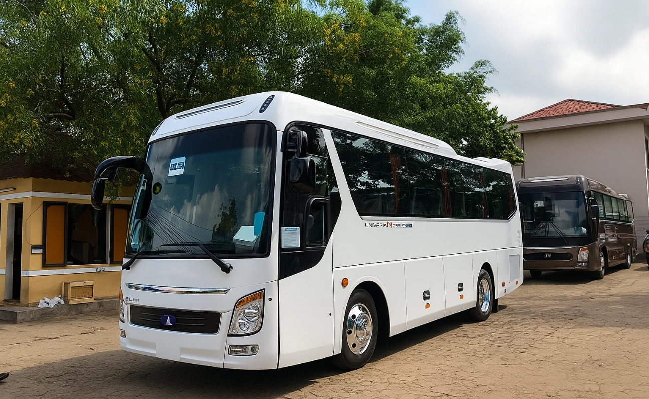 Dịch vụ thuê xe 29 chỗ Hải Phòng xe Universe Mini (Global) màu trắng đời mới tại Minh Khang.