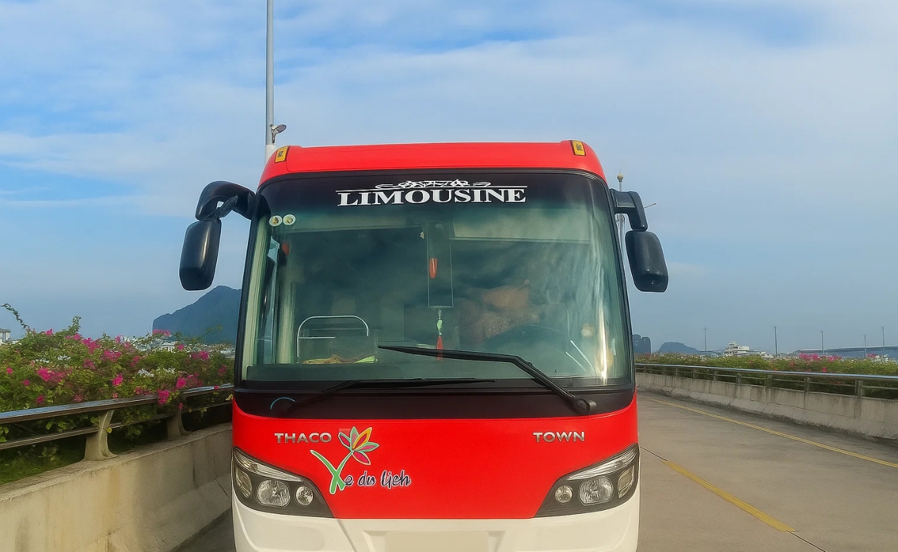 Dịch vụ thuê xe 35 chỗ Hải Phòng giá rẻ bằng xe Thaco Town màu đỏ trắng đời mới tại Minh Khang.