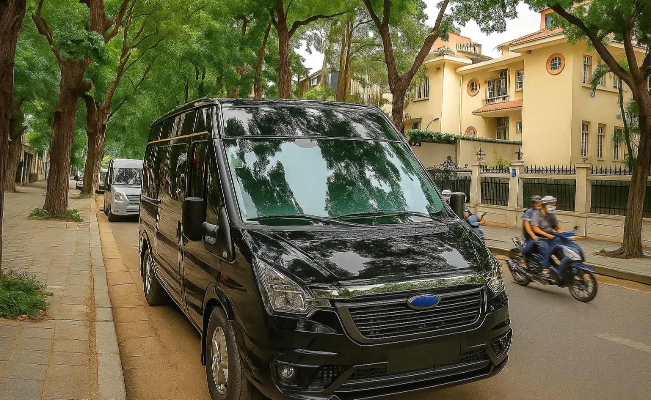 Dịch vụ thuê xe 9 chỗ Hải Phòng uy tín với xe Ford Transit Limousine màu đen sang trọng tại Minh Khang.