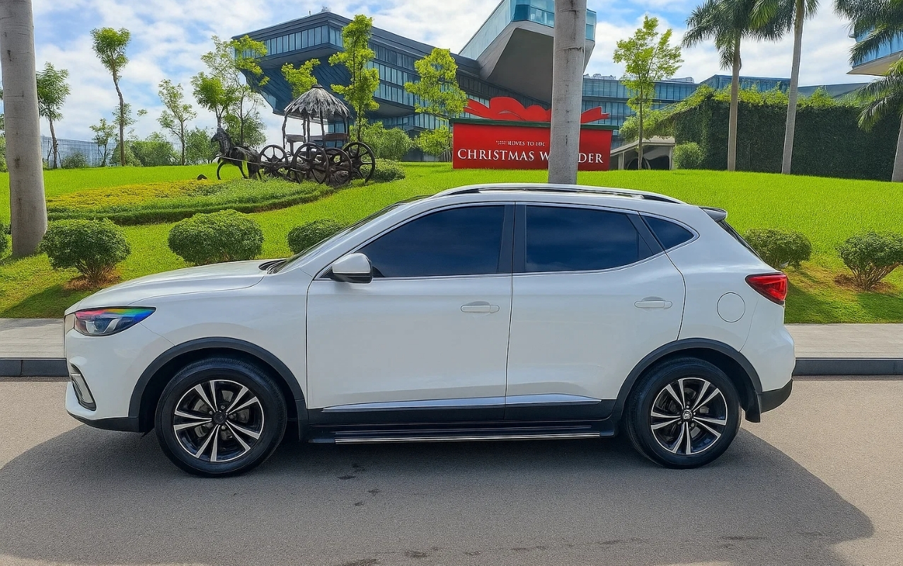 Xe 5 chỗ gầm cao màu trắng đón khách tiện chuyến tại khách sạn JW Marriott Hà Nội [2025] - Taxi Minh Khang