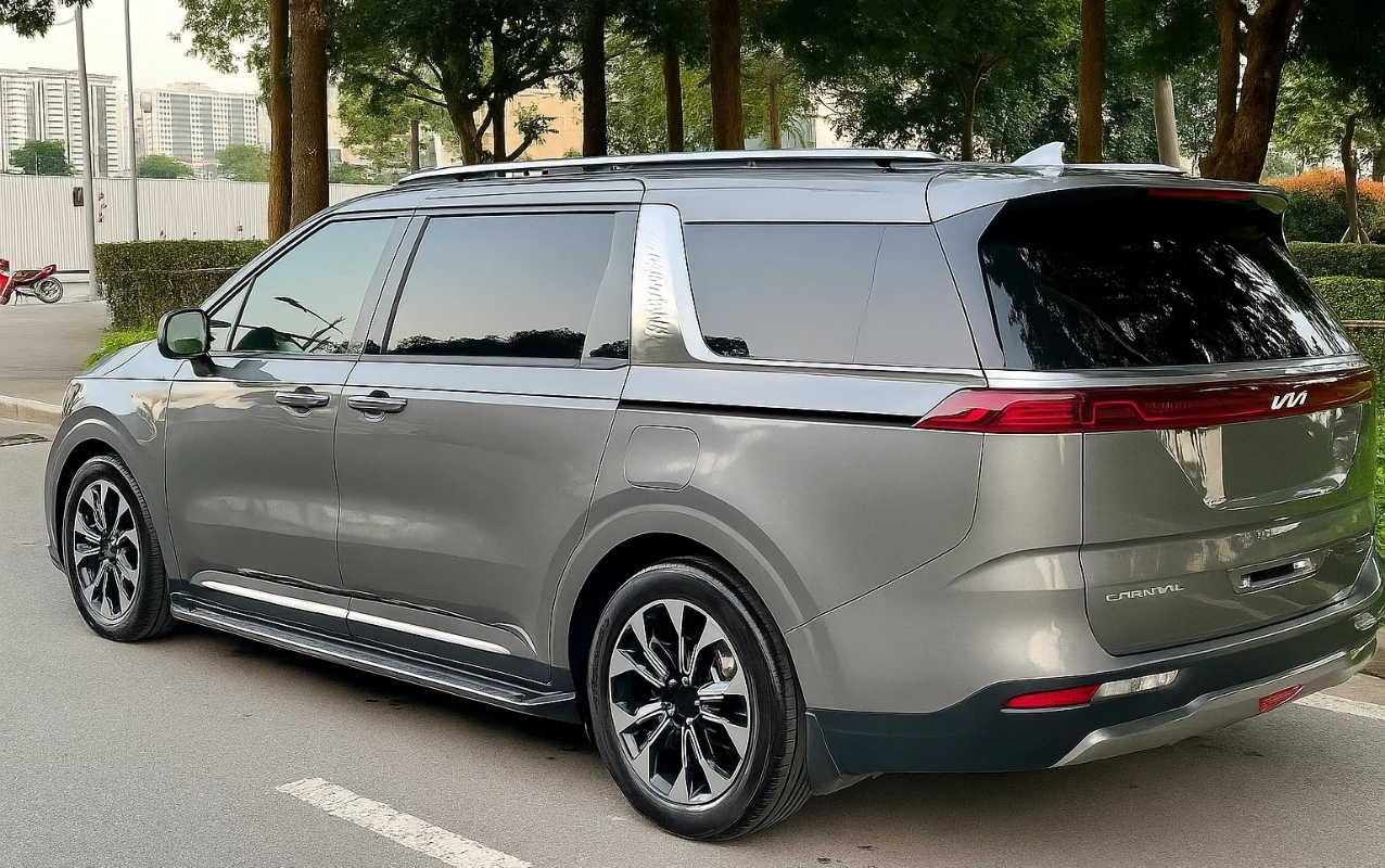 Xe 7 chỗ Kia Carnival màu xám phục vụ xe tiện chuyến Hải Phòng đi Hà Nội [2025]