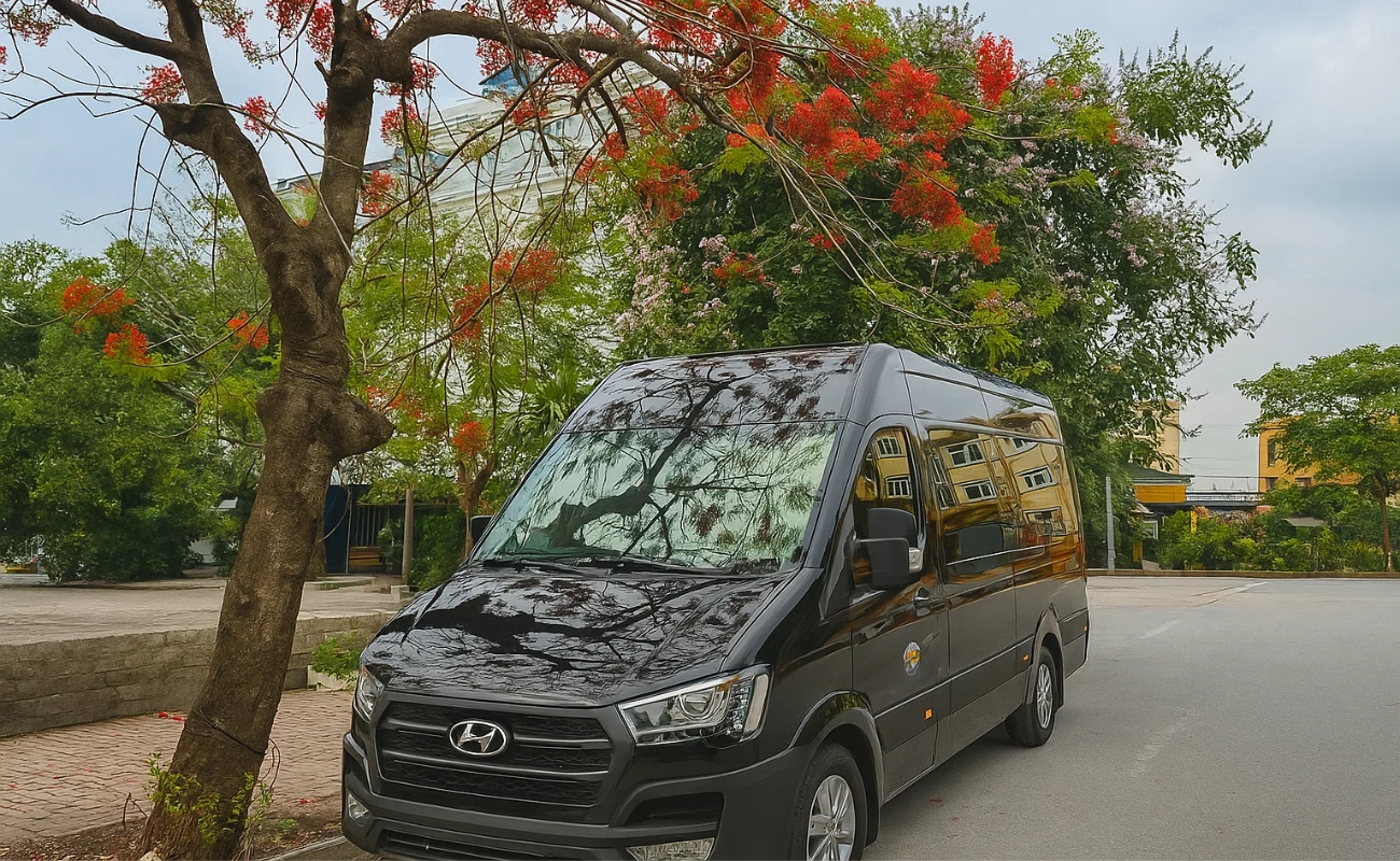 Xe du lịch Hà Nội Hạ Long 16 chỗ Hyundai Solati màu đen sang trọng, đón trả tận nơi.