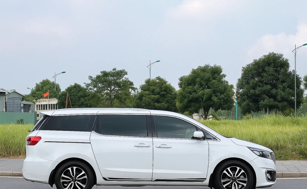 Dịch vụ xe Hải Phòng Nội Bài uy tín với xe Kia Sedona 7 chỗ màu trắng rộng rãi tại Minh Khang.