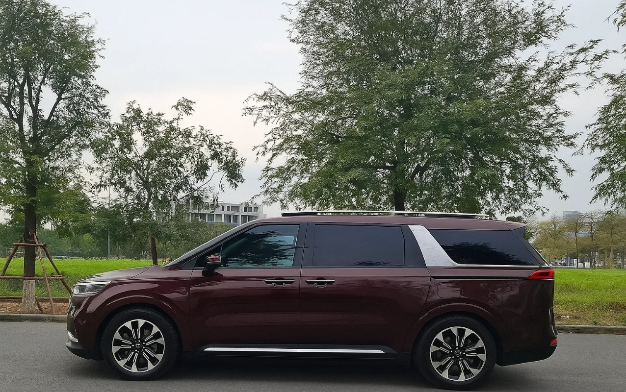 Hình ảnh xe Kia Carnival đời mới màu nâu đỏ phục vụ xe ghép Hà Nội đi các tỉnh [2025]