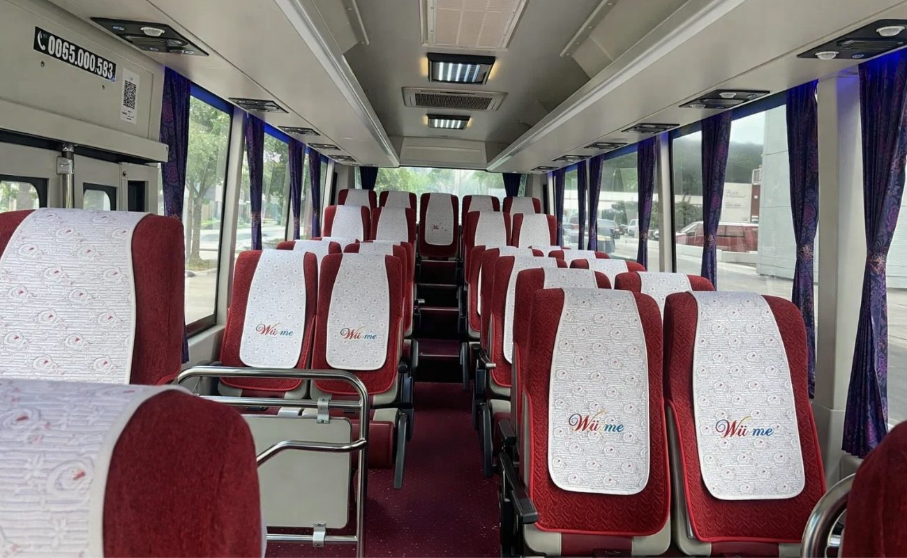 Nội thất xe 29 chỗ sạch sẽ, ghế ngả êm ái đi lễ Tây Thiên từ Hải Phòng