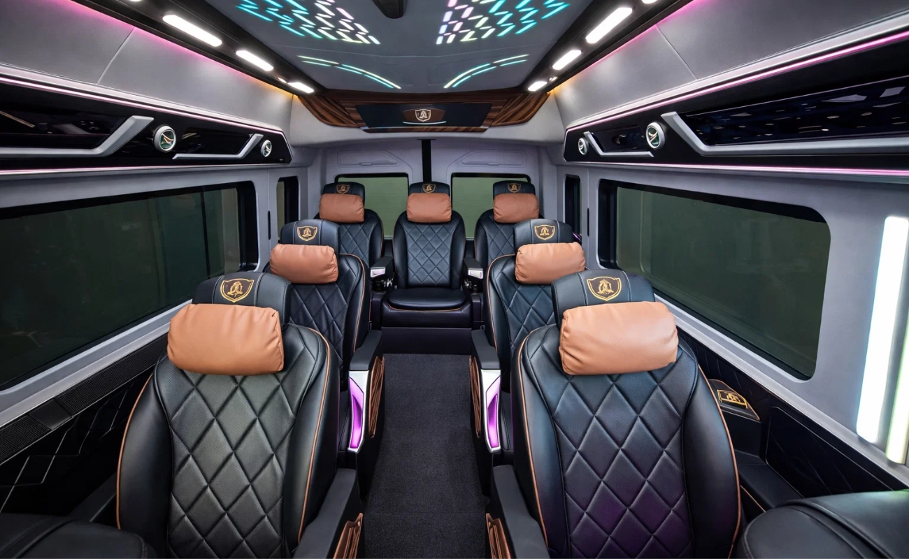 Nội thất xe Limousine đi Đền Củi - Ghế massage hạng thương gia rộng rãi