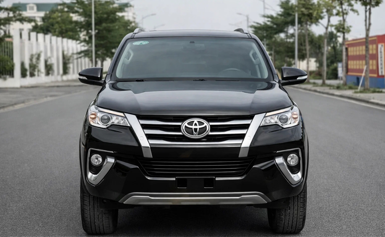 Xe du lịch Hải Phòng đi Mù Cang Chải - Toyota Fortuner màu đen 7 chỗ