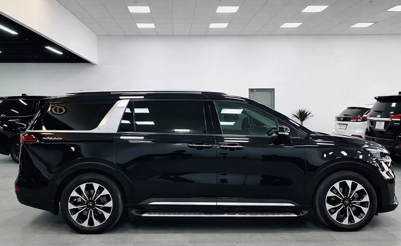 Xe du lịch Hải Phòng đi Bắc Giang - Kia Carnival màu đen đời mới