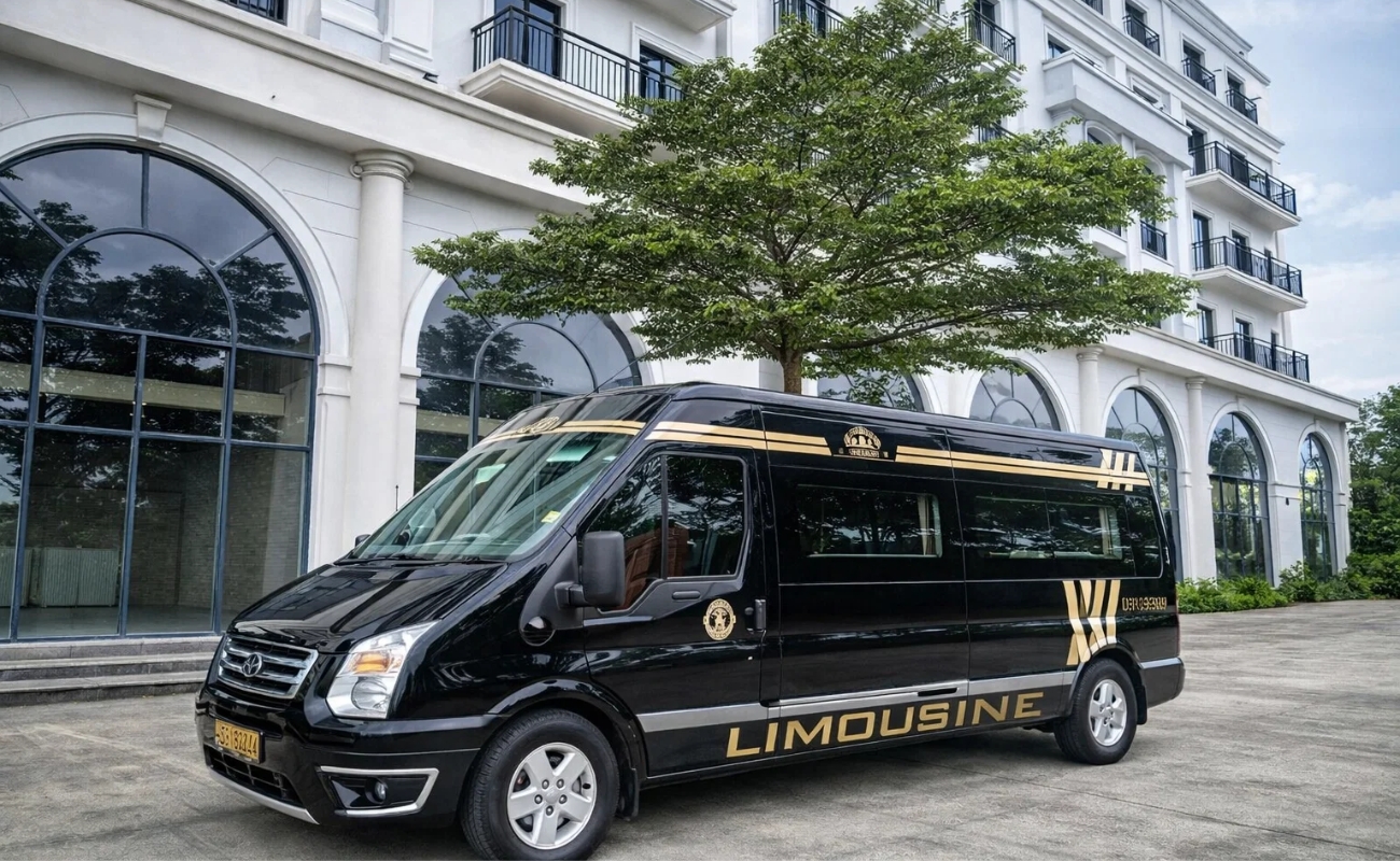 Xe Limousine VIP màu đen tem vàng đón chuyên gia đi KCN Bắc Ninh