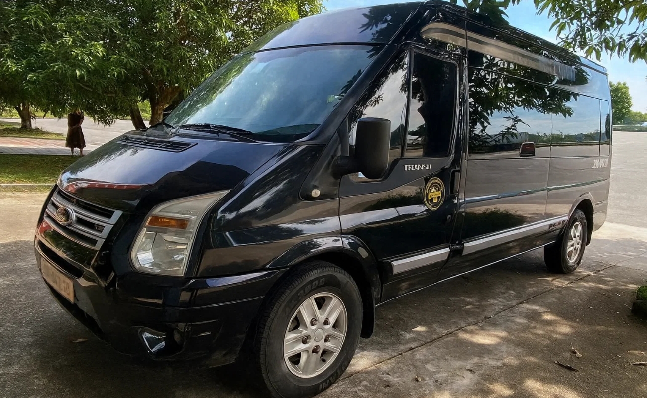 Đầu xe 16 chỗ Ford Transit màu đen phục vụ tuyến xe du lịch Hải Phòng đi Thác Bản Giốc của Minh Khang