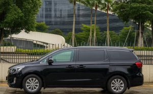 Xe du lịch hải phòng đi ninh bình dòng Kia Sedona 7 chỗ màu đen sang trọng - Taxi Minh Khang
