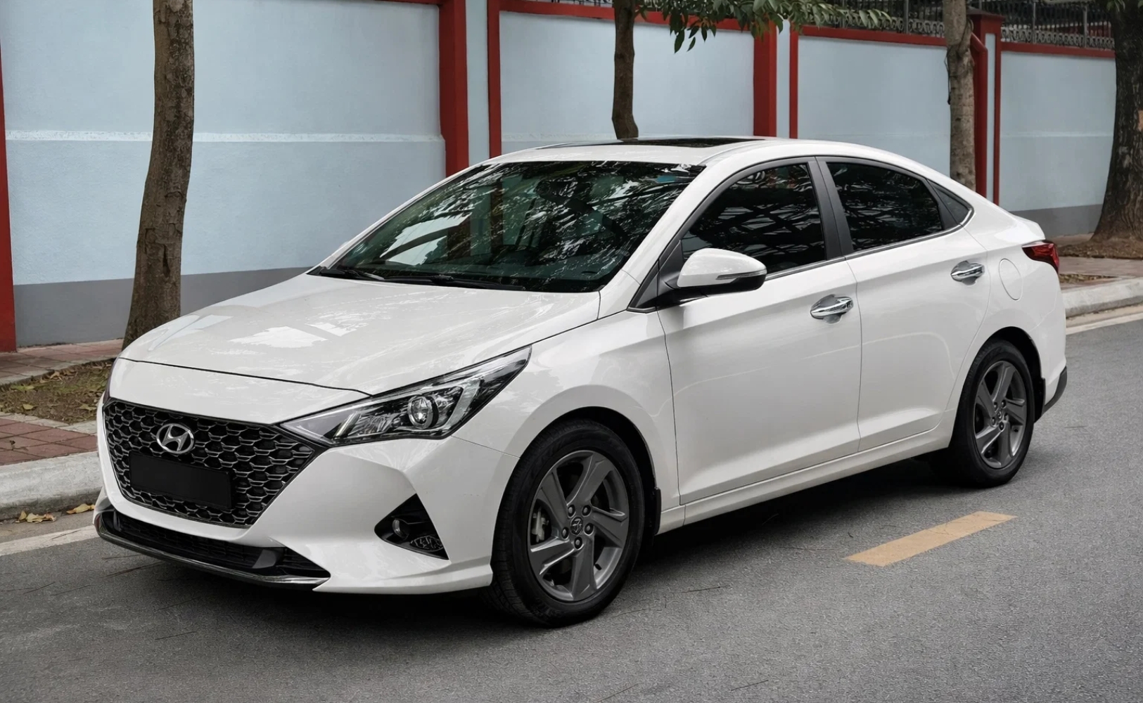 Xe du lịch Hải Phòng đi Phú Thọ - Hyundai Accent 4 chỗ màu trắng đời mới
