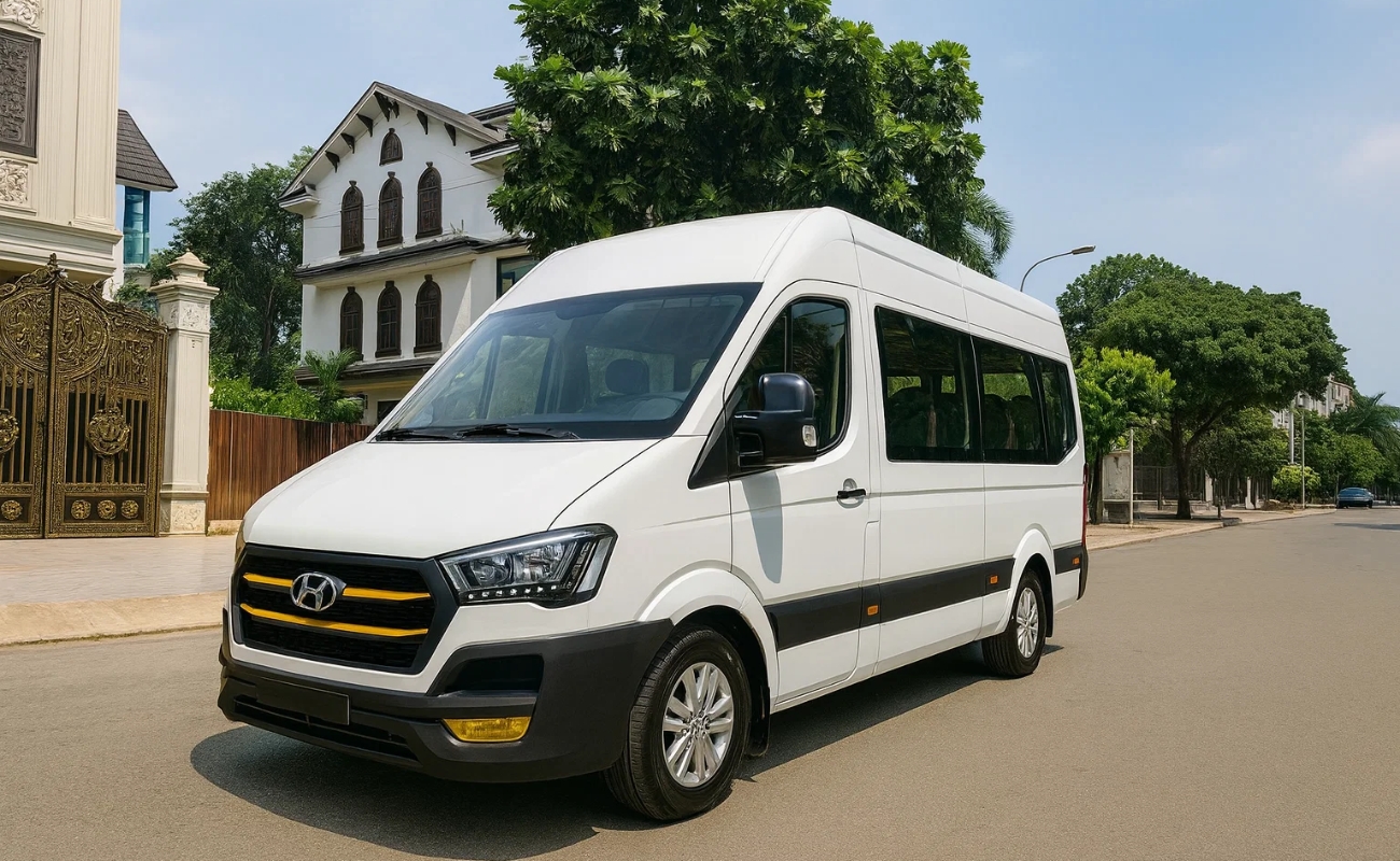 Xe du lịch hải phòng đi yên tử dòng Hyundai Solati 16 chỗ màu trắng đời mới, khoang rộng - Taxi Minh Khang