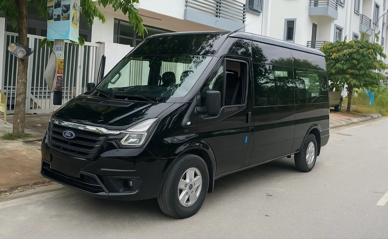 Xe du lịch Hải Phòng Hạ Long 16 chỗ Ford Transit màu đen đời mới - Taxi Minh Khang