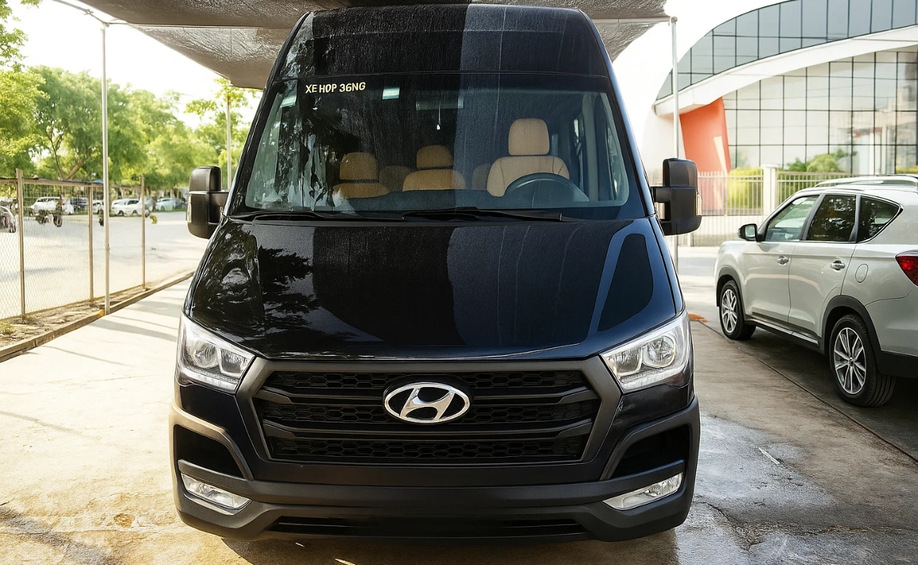 Xe du lịch Hải Phòng Sapa 16 chỗ Hyundai Solati màu đen sang trọng