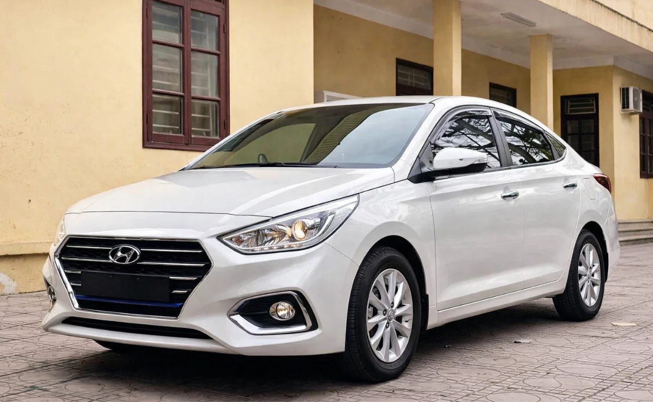Xe du lịch Hải Phòng đi Bắc Hà - Hyundai Accent 4 chỗ màu trắng đời mới