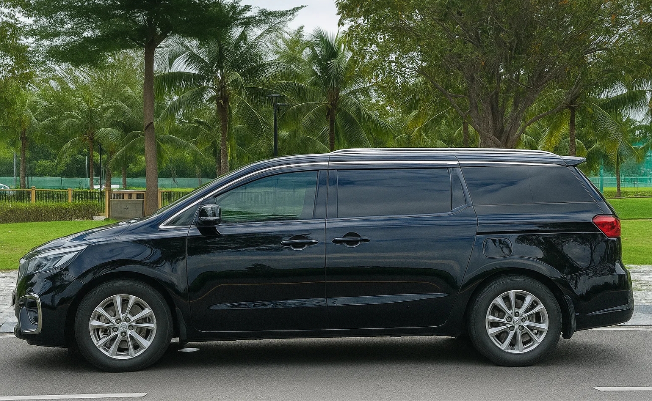 Xe 7 chỗ Hải Phòng đi biển Hải Tiến - Kia Sedona màu đen