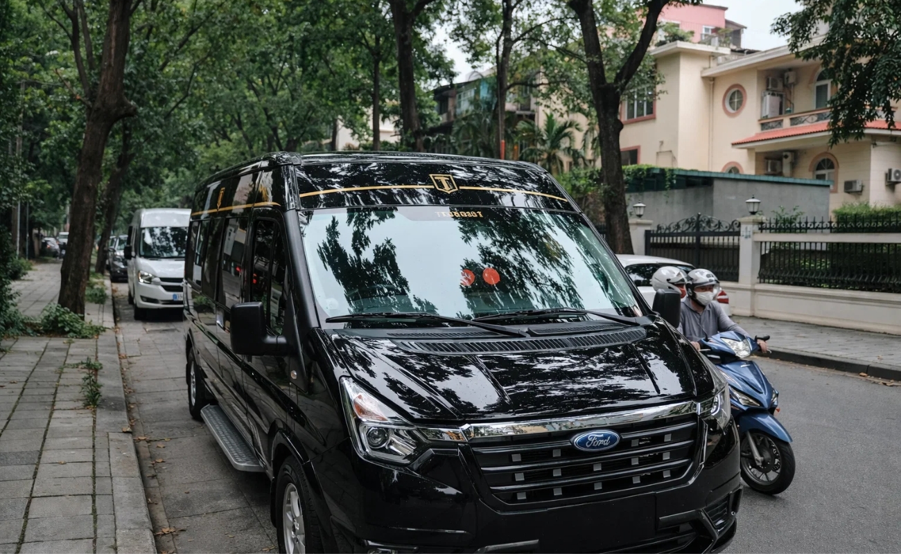 Xe Limousine Hải Phòng đi Điện Biên Phủ - Ford Transit Dcar màu đen