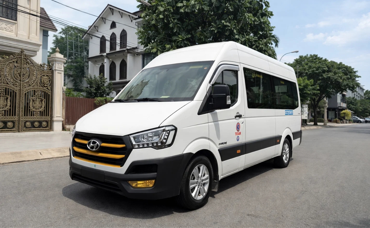 Xe du lịch Hải Phòng đi Điện Biên Phủ - Hyundai Solati 16 chỗ màu trắng