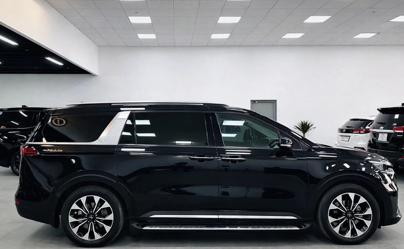 Xe du lịch Hải Phòng đi Serena - Kia Carnival màu đen 7 chỗ