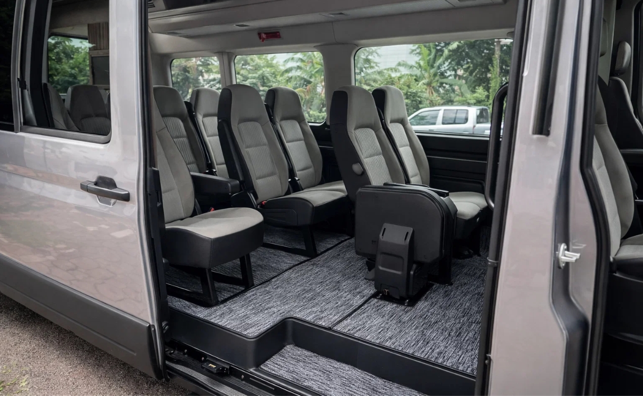 Đánh giá nội thất xe Ford Transit 2025 16 chỗ rộng rãi, tiện nghi của CÔNG TY CPDV VẬN TẢI TAXI MINH KHANG