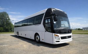 Hình ảnh ngoại thất phục vụ bài đánh giá xe 45 chỗ Universe màu trắng của Công Ty CPDV Vận Tải Taxi Minh Khang