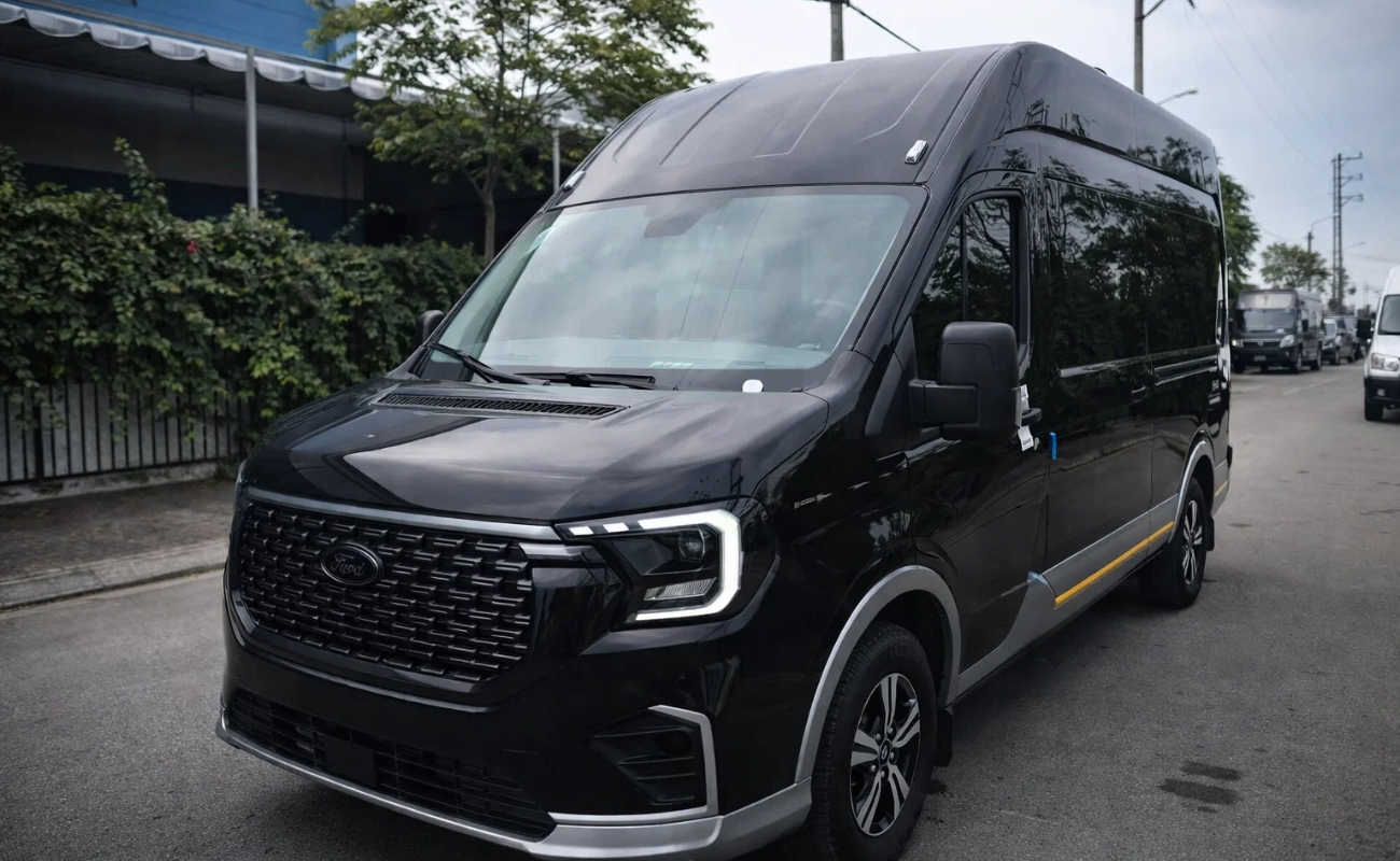 Đánh giá xe Ford Transit 2025 dòng 16 chỗ màu đen thế hệ mới của CÔNG TY CPDV VẬN TẢI TAXI MINH KHANG