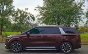 Xe du lịch Kia Carnival 7 chỗ màu đỏ tuyến Hải Phòng đi Yoko Onsen của CÔNG TY CPDV VẬN TẢI TAXI MINH KHANG
