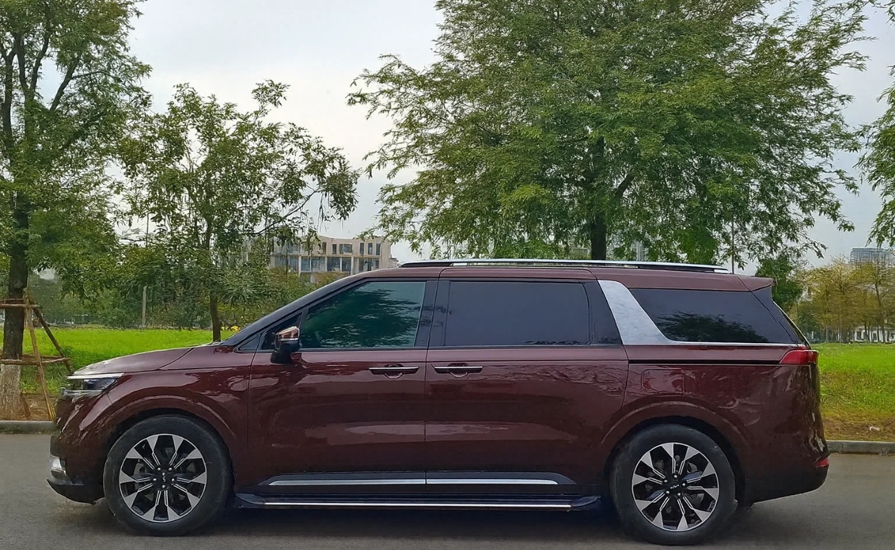 Xe du lịch Kia Carnival 7 chỗ màu đỏ tuyến Hải Phòng đi Yoko Onsen của CÔNG TY CPDV VẬN TẢI TAXI MINH KHANG