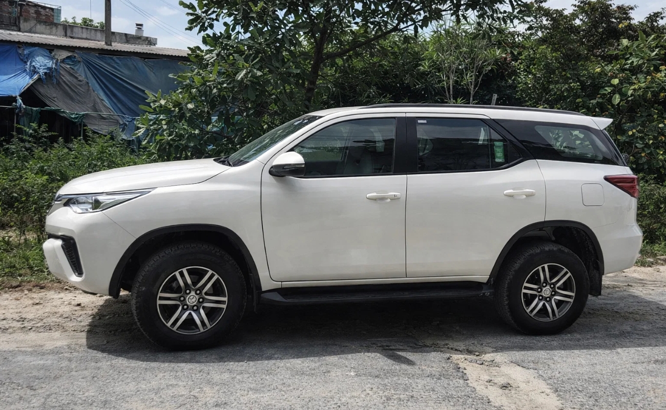 Xe 7 chỗ Hải Phòng đi Làng cổ Đường Lâm - Toyota Fortuner màu trắng