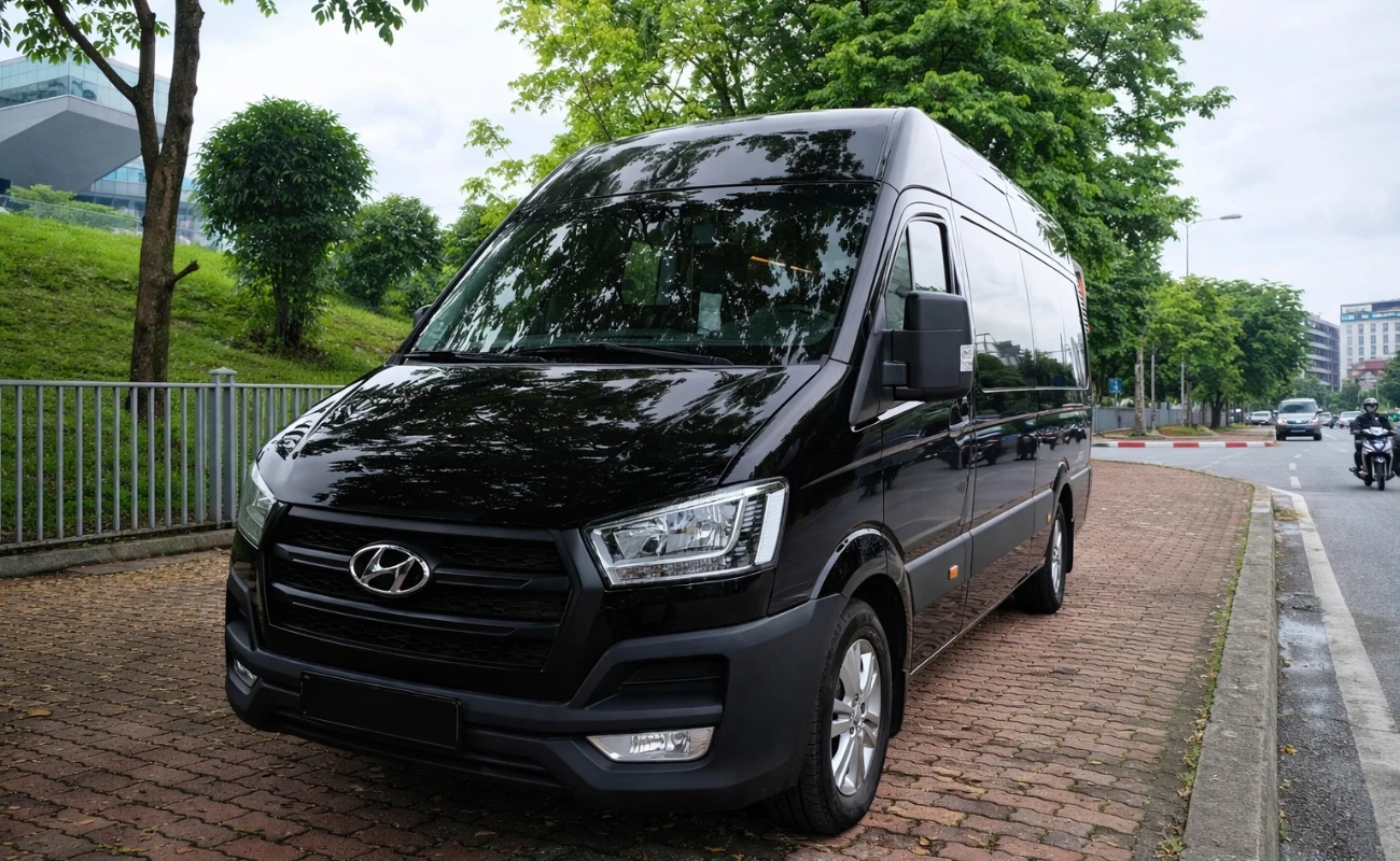 Xe 16 chỗ Hyundai Solati màu đen