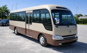 Hình ảnh thực tế ngoại thất xe 29 chỗ Hyundai County màu kem nâu của Công Ty CPDV Vận Tải Taxi Minh Khang