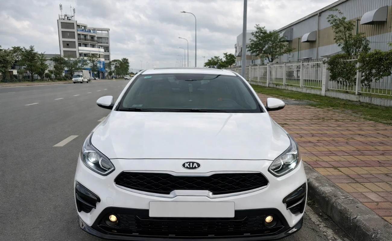 Xe du lịch Hải Phòng đi Hang Múa - Kia Cerato 4 chỗ màu trắng