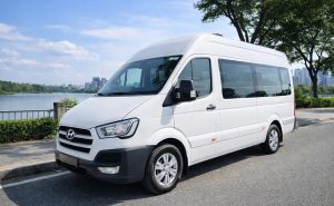 Mẫu xe 16 chỗ Hyundai Solati trắng phù hợp cho việc chọn xe du lịch theo số người từ 10-15 khách