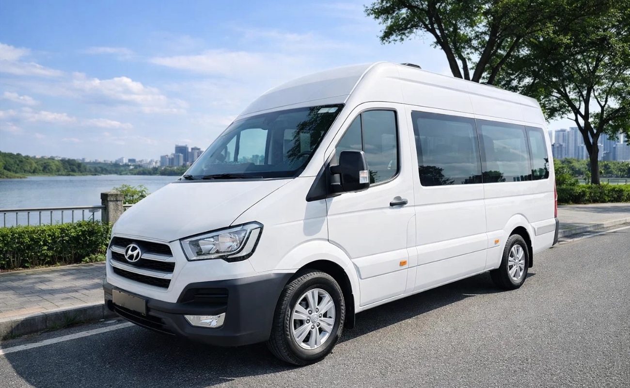 Mẫu xe 16 chỗ Hyundai Solati trắng phù hợp cho việc chọn xe du lịch theo số người từ 10-15 khách