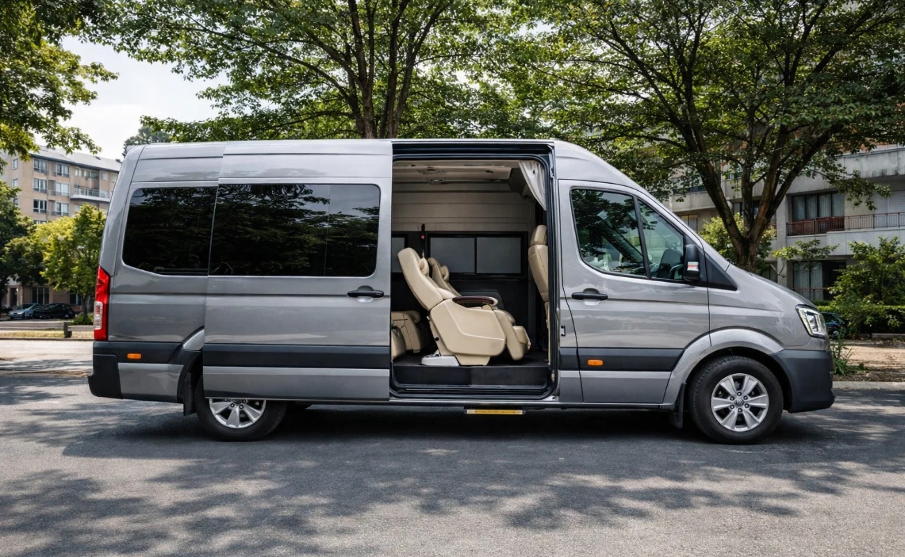 Dòng xe 16 chỗ bản VIP trang bị ghế thương gia cao cấp cho khách đặt xe du lịch sớm
