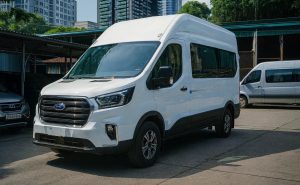 Xe 16 chỗ Ford Transit trắng phục vụ hợp đồng thuê xe đi tỉnh chuyên nghiệp