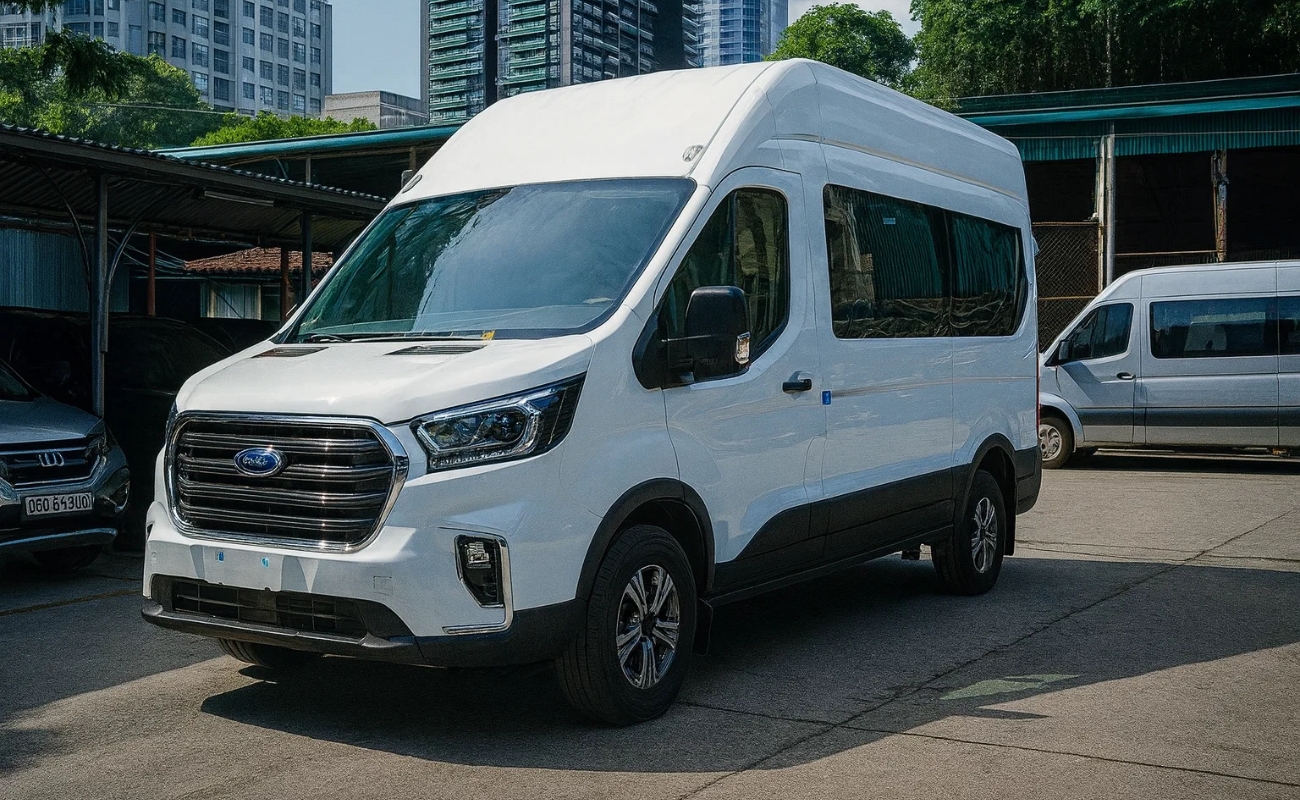 Xe 16 chỗ Ford Transit trắng phục vụ hợp đồng thuê xe đi tỉnh chuyên nghiệp