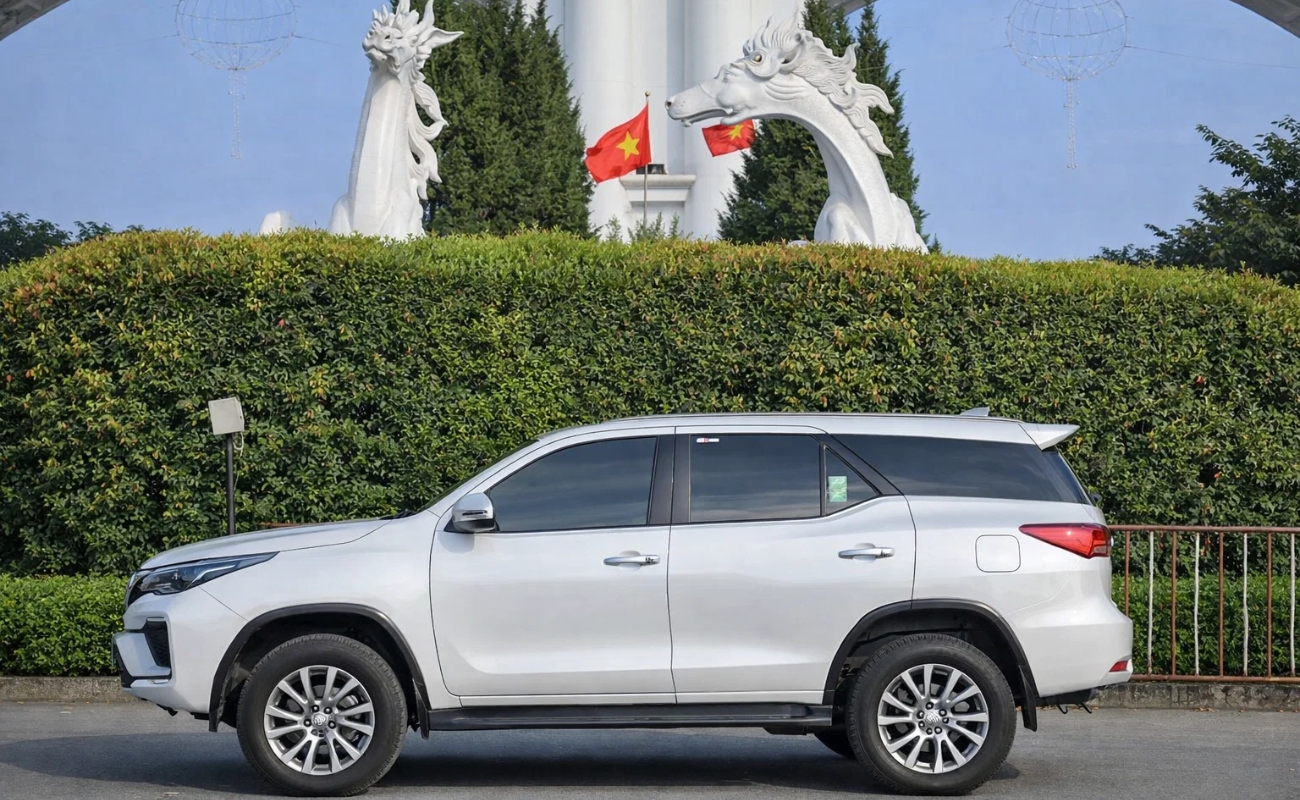 Xe 7 chỗ Toyota Fortuner màu bạc phục vụ hợp đồng thuê xe du lịch tham quan lễ hội