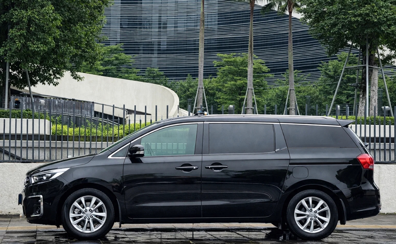 Mẫu xe 7 chỗ Kia Sedona đen chuyên chạy thuê xe đi tour 3 ngày 2 đêm