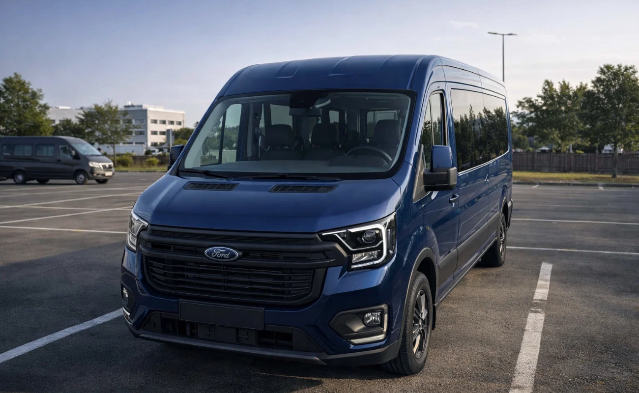 Xe 16 chỗ Ford Transit màu xanh hiện đại tuân thủ hướng dẫn kiểm tra xe định kỳ