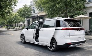 Mẫu xe 7 chỗ Kia Carnival trắng phù hợp cho khách hàng lần đầu thuê xe Hải Phòng