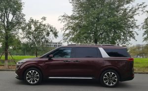 Hình ảnh xe Kia Carnival 7 chỗ minh họa cho bài viết tư vấn nên thuê xe tự lái hay có láiHình ảnh xe Kia Carnival 7 chỗ minh họa cho bài viết tư vấn nên thuê xe tự lái hay có lái