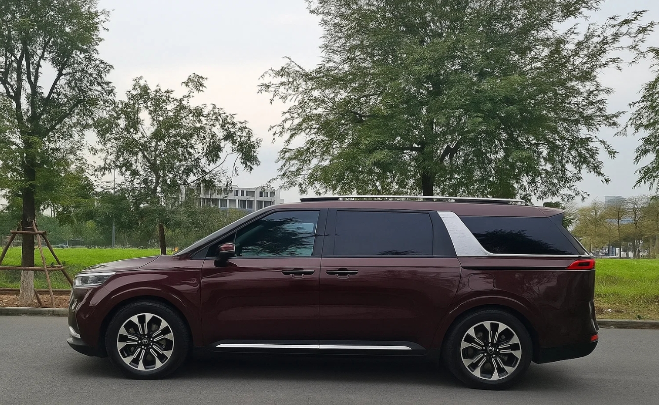 Hình ảnh xe Kia Carnival 7 chỗ minh họa cho bài viết tư vấn nên thuê xe tự lái hay có láiHình ảnh xe Kia Carnival 7 chỗ minh họa cho bài viết tư vấn nên thuê xe tự lái hay có lái