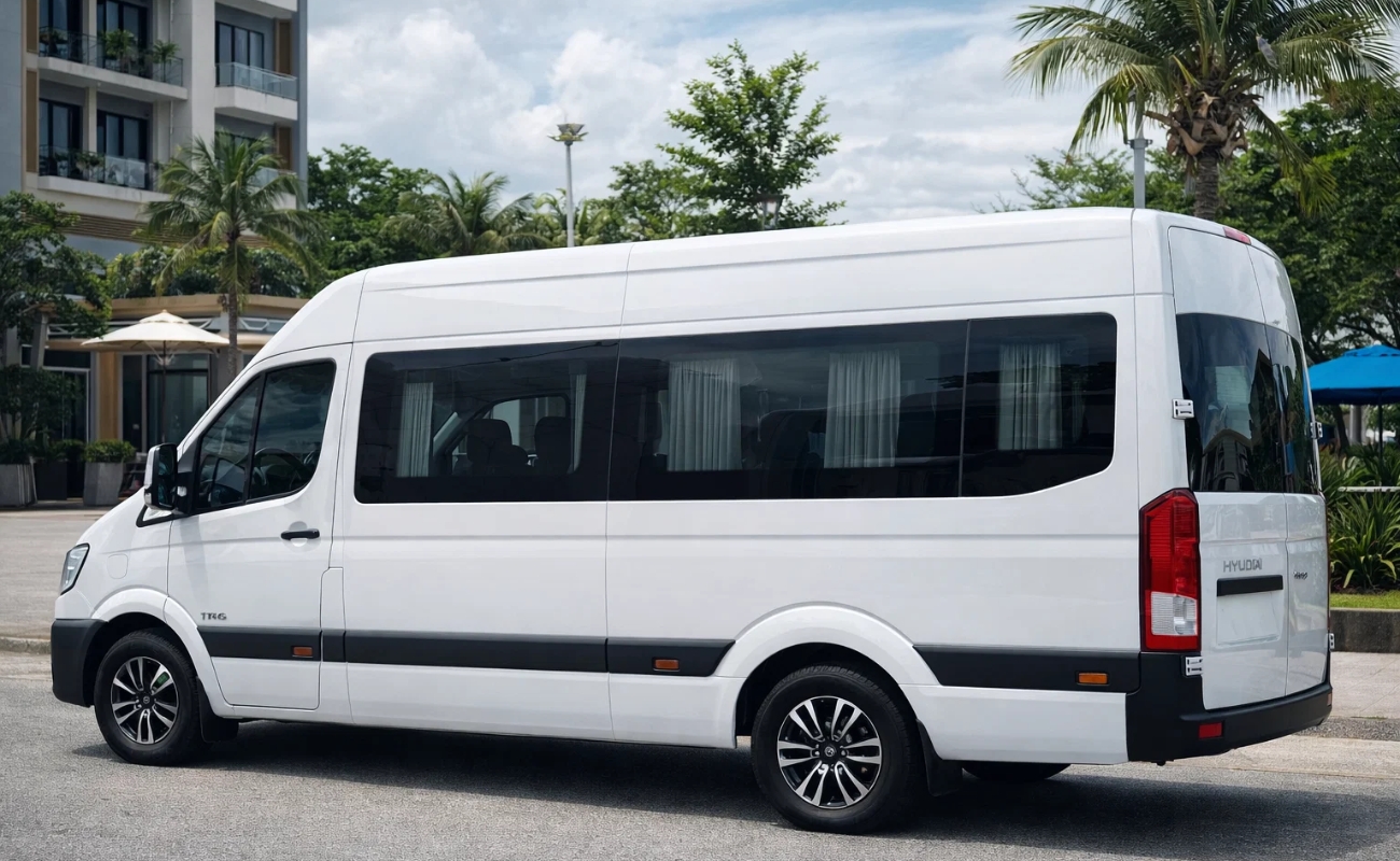 Dịch vụ cho thuê xe có bảo hiểm hành khách xe du lịch đầy đủ cho dòng xe 16 chỗ màu trắng đời mới
