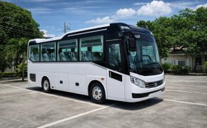 Trang bị hệ thống ổ cắm điện trên xe du lịch cỡ lớn màu trắng mang lại sự tiện lợi cho hành khách