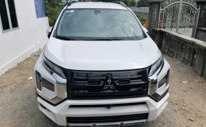 Dịch vụ thuê xe đưa đón sân bay bằng dòng xe 7 chỗ màu trắng hiện đại và sạch sẽ