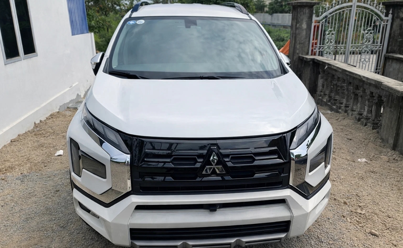 Dịch vụ thuê xe đưa đón sân bay bằng dòng xe 7 chỗ màu trắng hiện đại và sạch sẽ